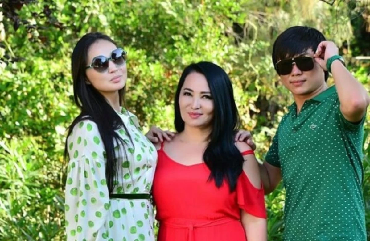 Джессика Альбамен бірге эротикалық тұсқағаз Сиськи салбыраған арық әйелдердің қатысуымен онлайн порно